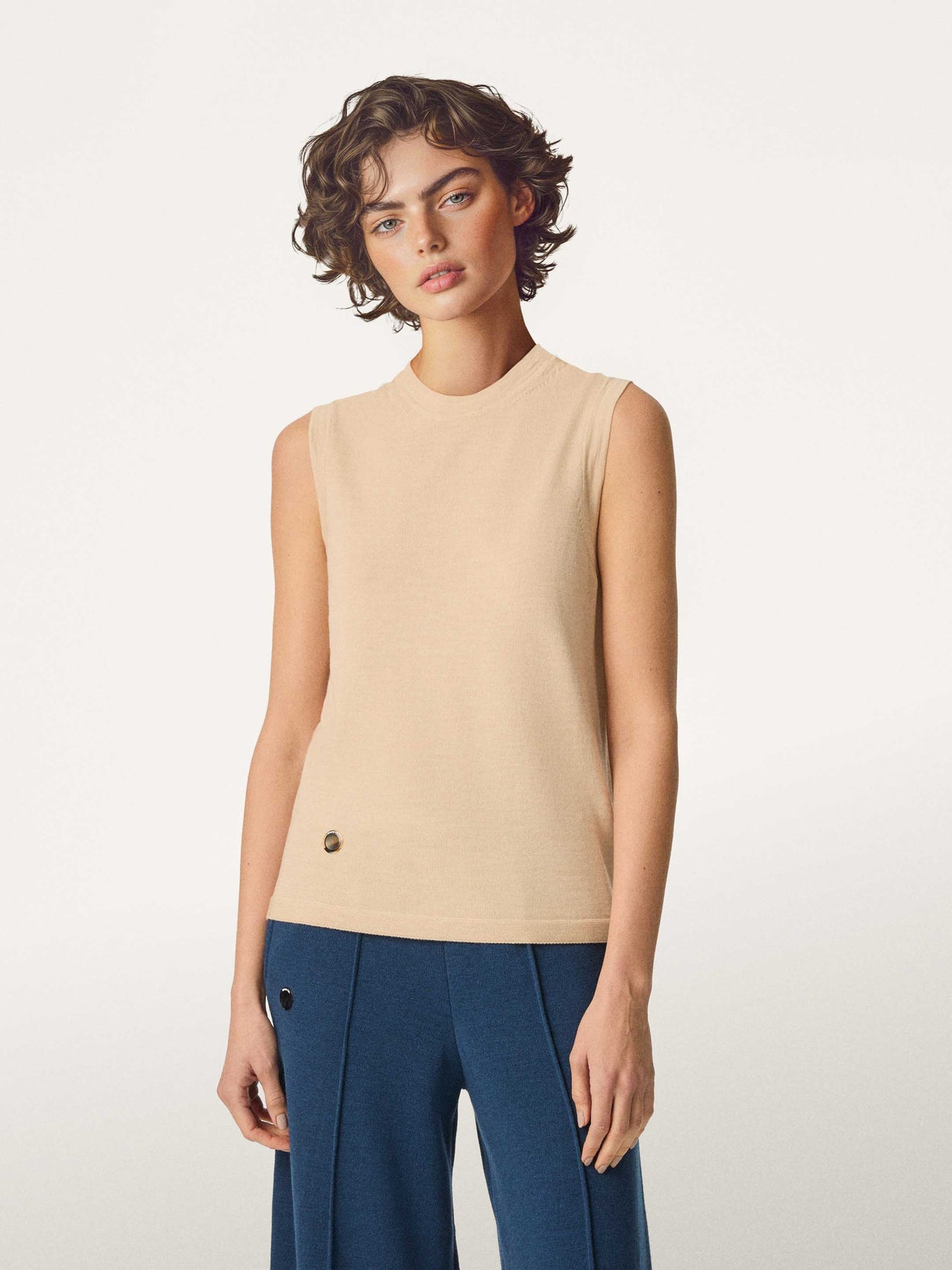 The Knitted Vest Almond White Female Image