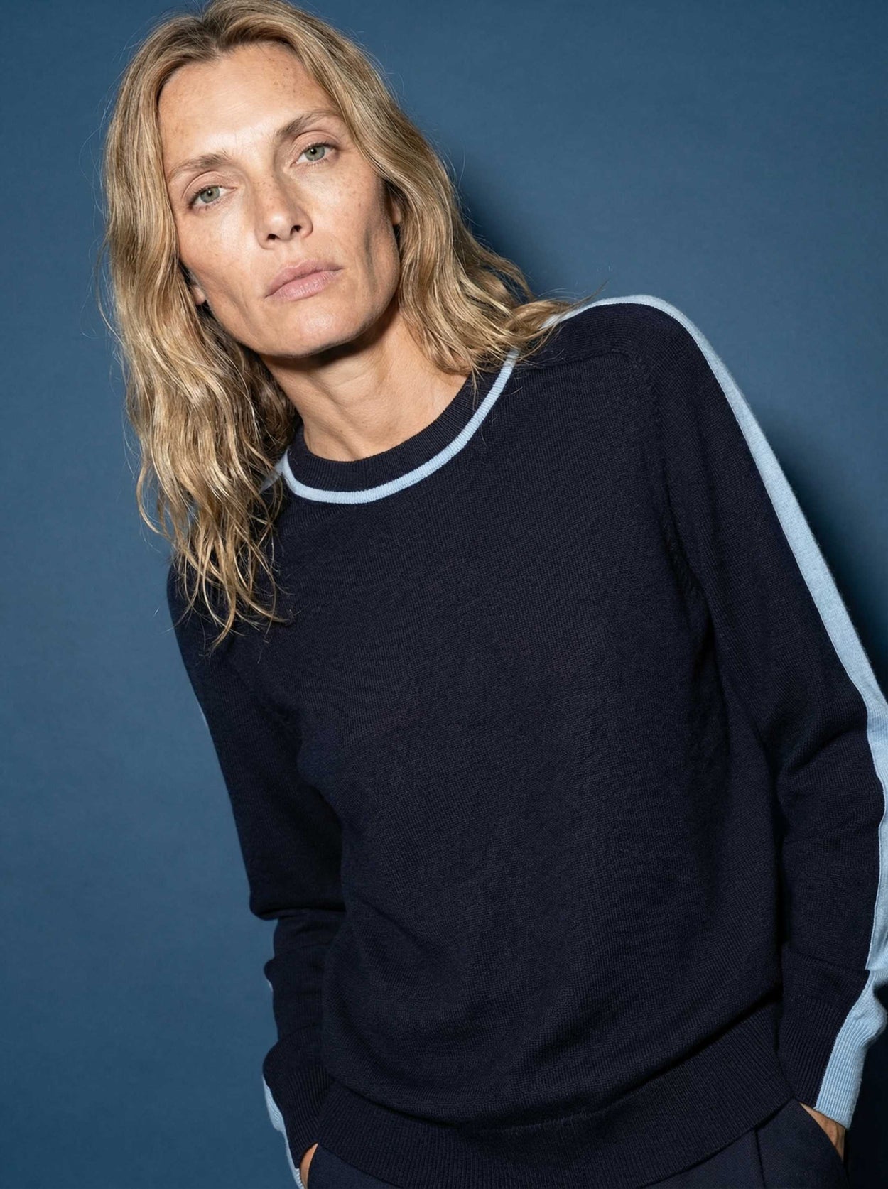 The Silhouette Crewneck Pacific Blue Female Image