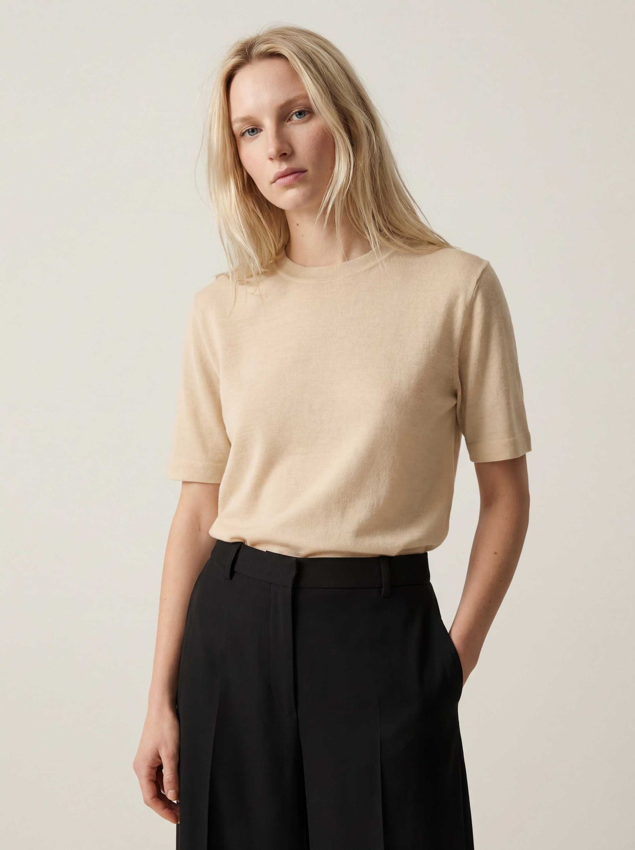 The Ultra-Light T-Shirt Almond White Female Image