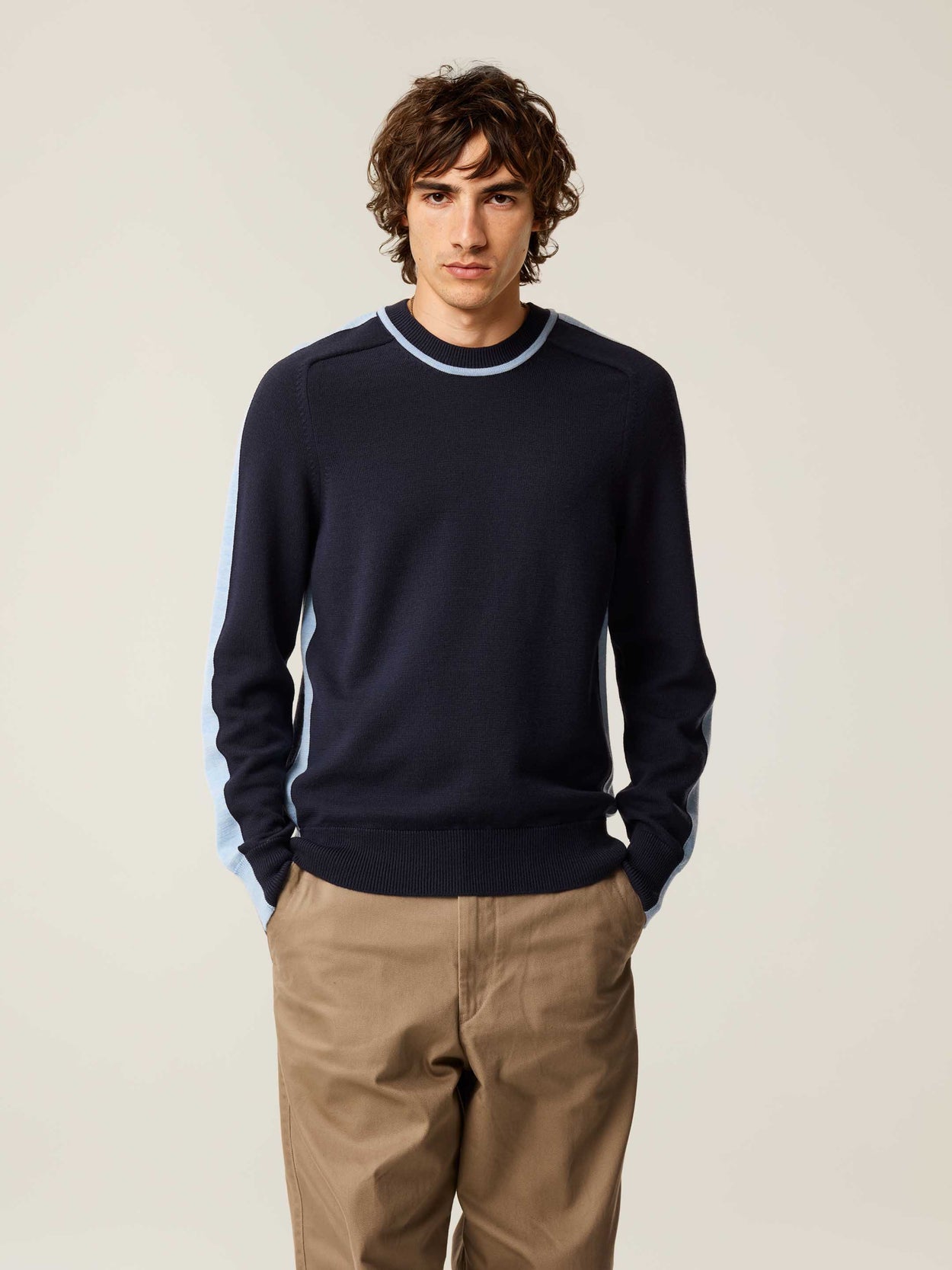 The Silhouette Crewneck Pacific Blue Male Image
