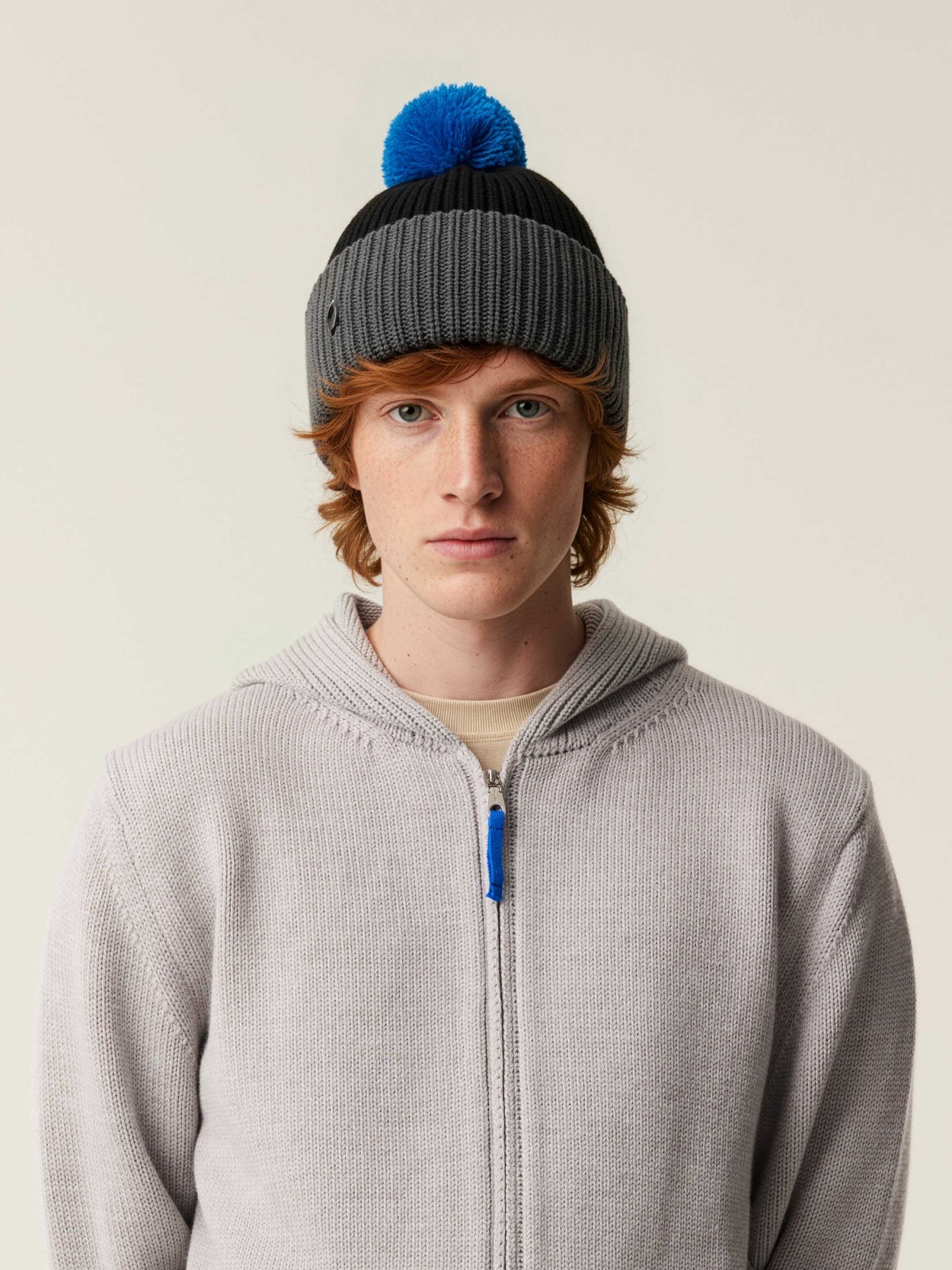 The Iconic Bobble Beanie Anthracite Black Male Image