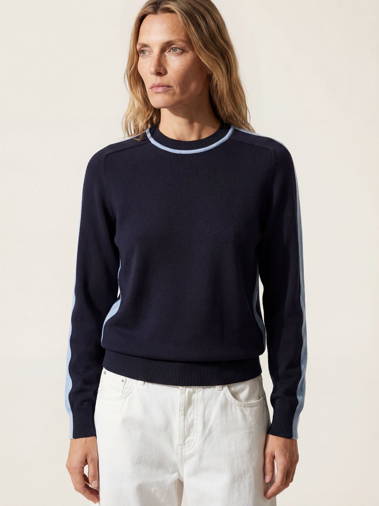 The Silhouette Crewneck Pacific Blue Female Image