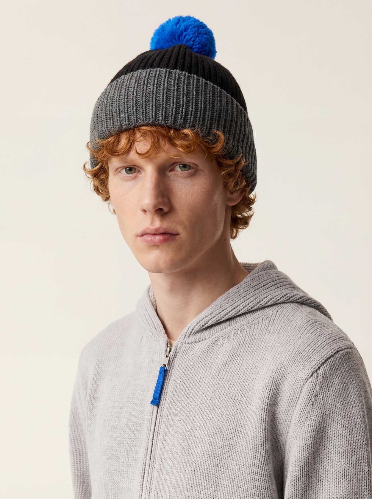 The Iconic Bobble Beanie Anthracite Black Male Image